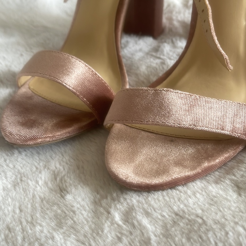 Lulu’s | Taylor Heels - Picture 5 of 7